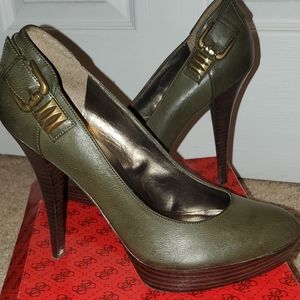 Guess Pumps